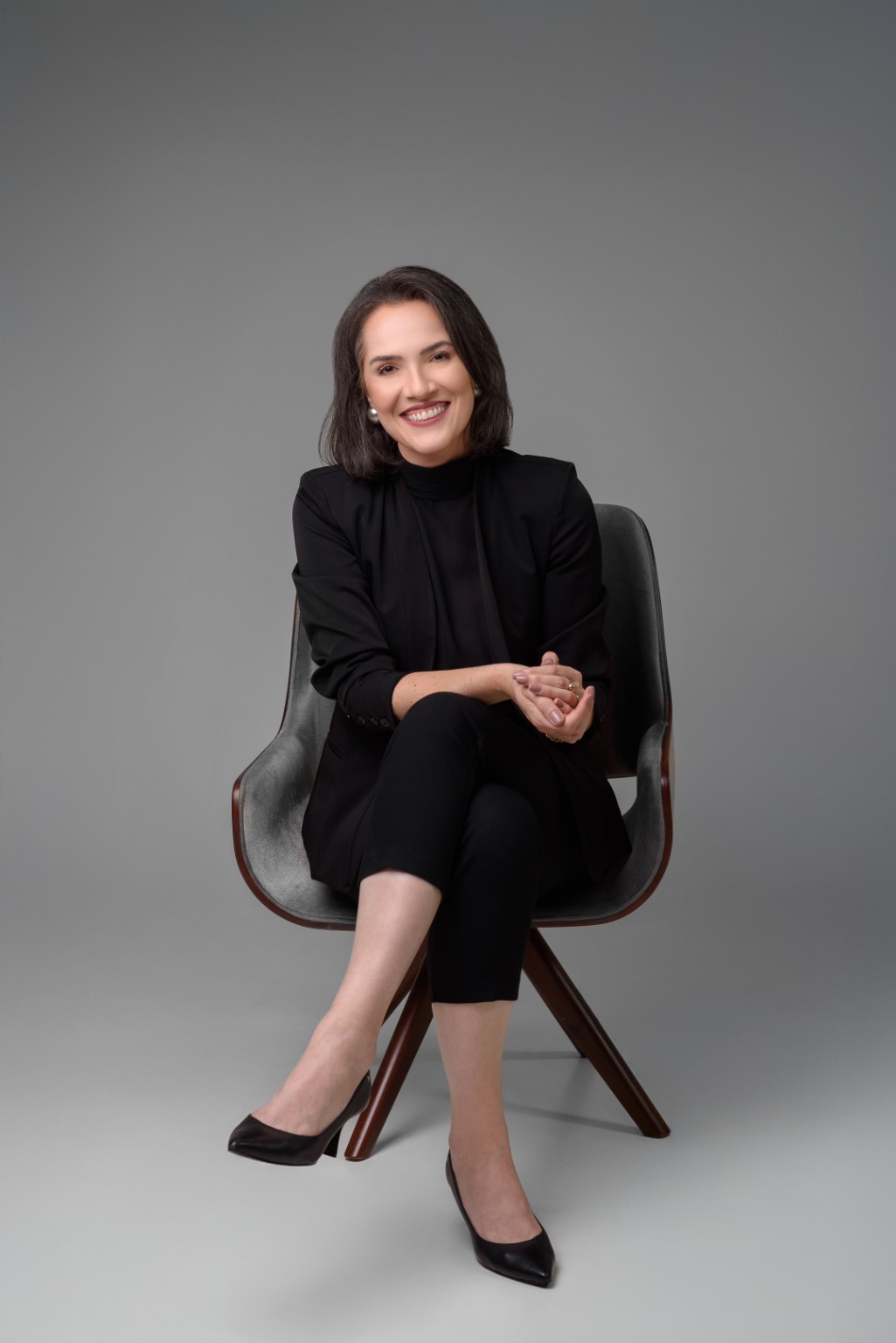 Vany Segovia sentada e sorrindo